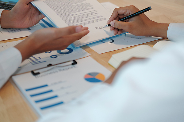 포토 JPG 해외이미지 직업 남자 비즈니스 협력 노동자 직장 사람 두명 사무실 펜 거래 업무 비즈니스맨 고객 계약 사인 문서 투자 결재 서명 경영 정중 투자자 콜라보레이션 해외202309 해외포토 컨셉 회사 필기구 작업 직장인 파일형식