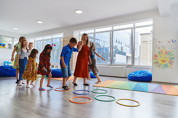 포토 JPG 해외이미지 여자 남자 어린이 스포츠 쿠션 창문 놀이 실내 소년 여러명 성인 달리기 손잡기 점프 교사 카펫 유치원 고리 체육 즐거움 해외202309 해외포토 직업 교육 감정 다수 모션 사람 내부 파일형식