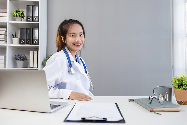 포토 JPG 해외이미지 응시 여자 안경 청진기 책장 한명 앉기 상반신 성인 옆모습 책 컵 노트북 사무실 공책 진료 의사 책상 처방 서류판 성인여자한명만 해외202309 해외포토 1 식기 시선 잡화 뷰포인트 가구 비즈니스 의학 의료기기 모션 문구용품 사람 전자제품 사무용품 의료진 여자한명만 성인여자만 파일형식