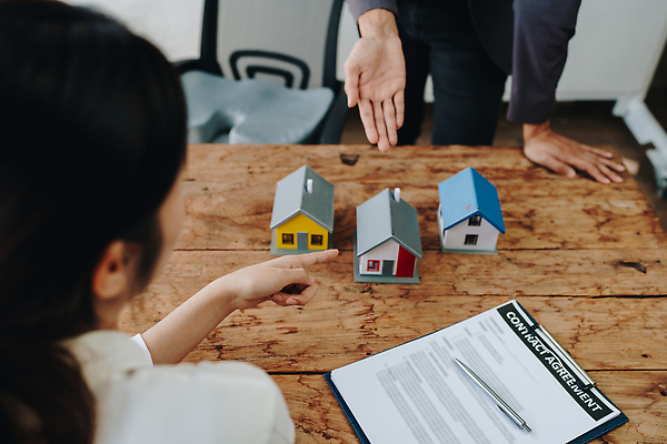 포토 JPG 해외이미지 여자 남자 비즈니스 부동산 주택 상반신 성인 두명 앞모습 뒷모습 하이앵글 펜 모형 거래 가리킴 중개인 계약 문서 계약서 성인만 해외202309 해외포토 직업 뷰포인트 사람 손짓 건물 필기구 재산 파일형식