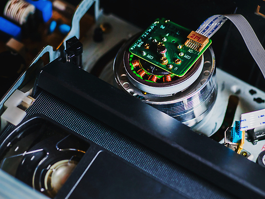 포토 JPG 해외이미지 모션 실내 사람없음 내부 전자제품 빛 머리 금속 검은색 힘 기계 소리 장비 운전 정보 수확 카세트테이프 작업 원형 철 필름 영화 묘사 복고 롤 테이프 시스템 공학 80대 구식 녹음기 옛날 플레이어 해외202309 해외포토 도형 교육 노년 컬러 농업 재질 문화예술 문구용품 신체부위 파일형식 녹음_기록