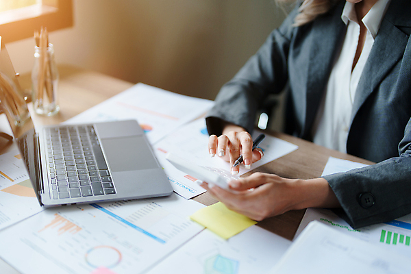 포토 JPG 해외이미지 종이 백그라운드 컨셉 회사 비즈니스 한명 사람 금융 컴퓨터 사무실 펜 미국 계산기 작업 비즈니스우먼 절약 계산 계획 책상 분석 보고서 서식 문서 투자 결제 법 수익 회계 월급 대출 계좌 세금 수입 예산 정부 환불 회계사 해외202309 해외포토 직업 1 여자 가구 북아메리카 문구용품 경제 전자제품 필기구 장비 직장인 파일형식