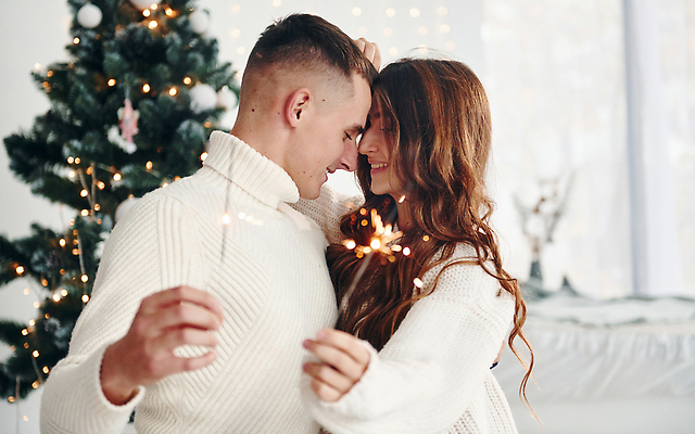 포토 JPG 해외이미지 커플 여자 남자 행복 크리스마스 겨울 사랑 상반신 성인 두명 옆모습 크리스마스트리 마주보기 성인만 스파클라 해외포토 계절 기념일 감정 뷰포인트 관계 모션 폭죽 사람 파일형식