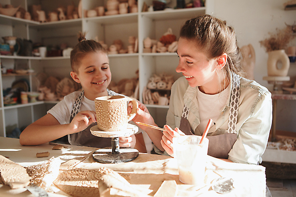 포토 JPG 해외이미지 교육 아들 어린이 교실 가족 엄마 함께함 창조 미술 소년 두명 학습 교사 도자기 작업실 예술가 점토 조형 수공예 도예가 방법 핸드메이드 해외202309 해외포토 직업 남자 컨셉 학교 관계 문화예술 사람 공예 파일형식