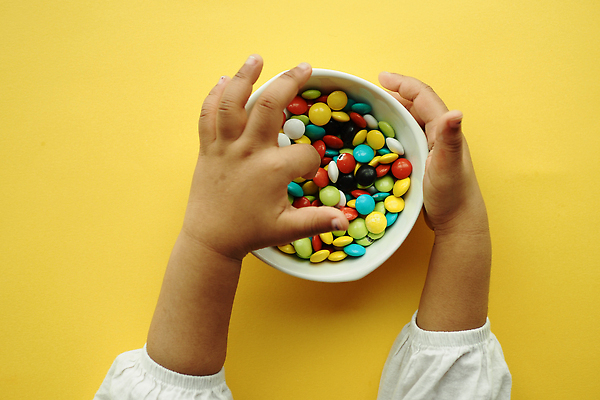 포토 JPG 해외이미지 손 어린이 음식 컬러 오렌지 과일 디저트 사탕 종류 사람없음 빨간색 초록색 컬러풀 노란색 과자 축제 흰색 달콤 맛 혼합 설탕 오브젝트 회전 반죽 젤리 어려움 맛있는 해외202309 해외포토 컨셉 사람 신체부위 파일형식