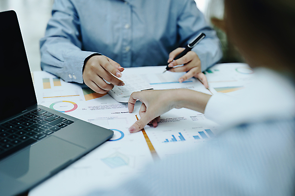 포토 JPG 해외이미지 디자인 백그라운드 컨셉 상의 비즈니스 CEO 두명 금융 사무실 자료 작업 비즈니스우먼 작업실 결과 계획 상담원 대표 분석 보고서 상담 문서 투자 평가 온라인 회계 변호사 대출 경영 관리자 리뷰 분석가 서류판 제어 프로젝트 회계사 접근 해외202309 해외포토 직업 옷 여자 사람 경제 사무용품 직장인 사무원 파일형식