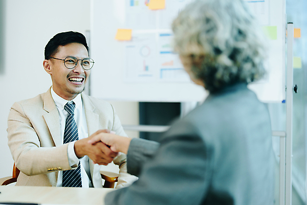 포토 JPG 해외이미지 직업 손 비즈니스 사업가 통신 성공 회의 협력 설계 악수 함께함 대화 협상 사람 두명 금융 사무실 믿음 우정 거래 축하 인사 작업 비즈니스맨 그룹 계획 연결 대표 토론 동료 계약 흔들림 경영자 투자 경영 마케팅 콜라보레이션 브레인스토밍 해외202309 해외포토 남자 감정 컨셉 관계 모션 말하기 손짓 신체부위 경제 친구 예절 직장인 리더 파일형식