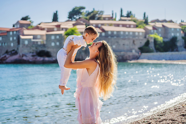 포토 JPG 해외이미지 전신 여자 남자 행복 어린이 여행 들기 소년 상반신 성인 해변 야외 두명 건물 옆모습 산책 몬테네그로 스베티스테판 해외202309 해외포토 건축물 감정 바다 뷰포인트 모션 휴식 사람 파일형식