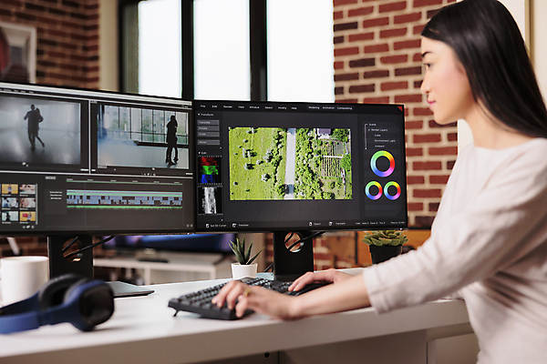 포토 JPG 해외이미지 여자 벽돌 실내 한명 동양인 상반신 성인 옆모습 그래픽 모니터 헤드셋 키보드 마우스 그래픽디자이너 성인여자한명만 영상편집 해외202309 해외포토 1 뷰포인트 음향기기 사람 인종 내부 컴퓨터 컴퓨터용품 헤드폰 디자이너 여자한명만 성인여자만 파일형식