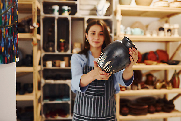 포토 JPG 해외이미지 여자 한명 들기 상반신 성인 취미 앞모습 항아리 도자기 도자기공예 성인여자한명만 해외202309 해외포토 1 뷰포인트 모션 사람 공예 여자한명만 성인여자만 파일형식