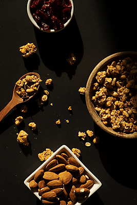 포토 JPG 해외이미지 그릇 사람없음 하이앵글 갈색 견과류 아몬드 나무숟가락 건포도 부스러기 그래놀라 글루텐프리 해외202309 해외포토 식기 음식 뷰포인트 컬러 포도 숟가락 건과일 파일형식