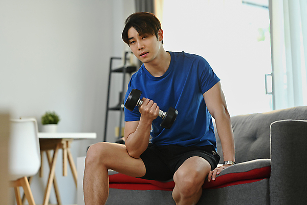 포토 JPG 해외이미지 남자 여유 휴식 실내 한명 들기 앉기 동양인 상반신 성인 앞모습 소파 운동 아령 주말 성인남자한명만 해외202309 해외포토 1 감정 뷰포인트 컨셉 의자 모션 건강 사람 인종 내부 남자한명만 성인남자만 파일형식