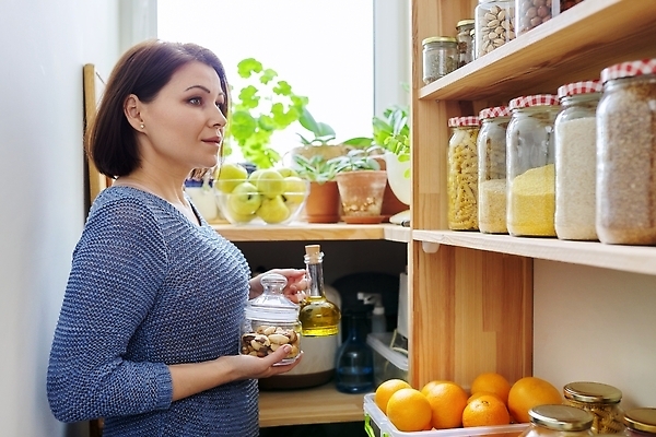 포토 JPG 해외이미지 백인 손 응시 여자 음식 재료 창문 유리 선반 주택 실내 건강 요리 한명 서기 사람 내부 상자 뷰티 주방 견과류 신선 면 컨테이너 시리얼 배고픔 유기농 주부 날것 수납 해외202309 해외포토 서양인 1 웰빙 시선 산업 가구 모션 재질 건물 신체부위 파일형식