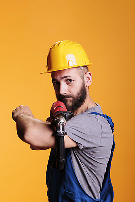 포토 JPG 해외이미지 남자 한명 들기 상반신 성인 옆모습 안전모 건축가 건축업자 전동드릴 성인남자한명만 해외포토 직업 1 건축 뷰포인트 모션 사람 헬멧 안전장비 드릴 남자한명만 성인남자만 파일형식