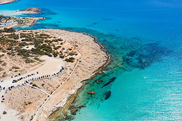 포토 JPG 해외이미지 바다 여행 자동차 자연 휴가 휴식 바닥 안테나 사람없음 물 파란색 햇빛 환경 만 지중해 장면 석호 항공촬영 파라다이스 해외202309 해외포토 자연요소 육상교통 뷰포인트 컬러 컨셉 통신 태양 생태계 파일형식