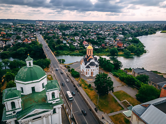 포토 JPG 해외이미지 나무 도로 길 여행 건축양식 교통시설 모션 자동차 자연 하늘 거리 주택 안테나 사람없음 건물 목재 초록색 물 강 교회 환경 도시 역사 숲 작음 땅 타운 넘어짐 드론 땅바닥 방법 자동 해외202309 해외포토 자연요소 식물 건축물 건축 육상교통 컬러 교통 재료 통신 종교건축 바닥 크기 시설 생태계 파일형식