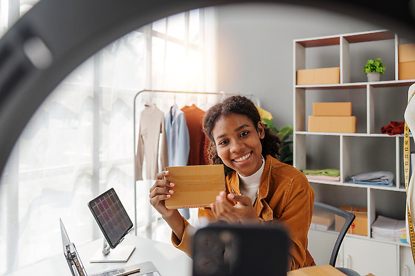 포토 JPG 해외이미지 백인 직업 라이프스타일 디자인 옷 여자 행복 비즈니스 사업가 아파트 주택 실내 한명 미소 사람 동양인 성인 내부 노트북 컴퓨터 사무실 뷰티 유행 세일 상점 방 업무 작업 비즈니스우먼 디자이너 사이버 그림 온라인 리빙 동영상 프로젝트 프리랜서 생존 스타일 해외202309 해외포토 서양인 1 감정 표정 인종 건물 생활 전자제품 직장인 파일형식