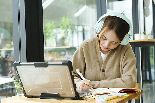 포토 JPG 해외이미지 학생 교육 인터넷 비즈니스 사업가 통신 교실 학교 무선통신 한명 책 노트북 학습 스터디 컴퓨터 독서 작업 연결 강의 사이버 읽기 분석 검색 대학교 문학 온라인 소셜미디어 온라인강의 프로젝트 프리랜서 네트워킹 해외202309 해외포토 직업 1 컨셉 모션 사람 전자제품 네트워크 파일형식 언택트