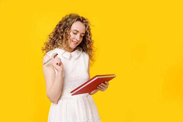 포토 JPG 해외이미지 스튜디오촬영 백인 직업 학생 응시 여자 교육 행복 포즈 생각 비즈니스 학교 청소년 아이디어 갈색머리 한명 서기 미소 사람 10대 책 경제 학습 스터디 사무실 독서 펜 쪽지 교사 가리킴 기록 작업 비즈니스우먼 경영자 대학교 문서 비서 팔 해외202309 해외포토 서양인 1 헤어스타일 시선 감정 컨셉 모션 실내 표정 손짓 신체부위 필기구 직장인 리더 파일형식