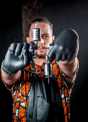 포토 JPG 해외이미지 직업 문화 백그라운드 실내 한명 상점 총 닫기 문신 고객 집중 예술가 객실 방법 사춘기 해외202309 해외포토 1 무기 컨셉 모션 사람 내부 파일형식