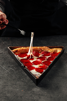 포토 JPG 해외이미지 손 조각 포크 피자 들기 사람없음 신체부위 페퍼로니 페퍼로니피자 해외202309 해외포토 식기 모션 패스트푸드 서양음식 사람 소시지 파일형식