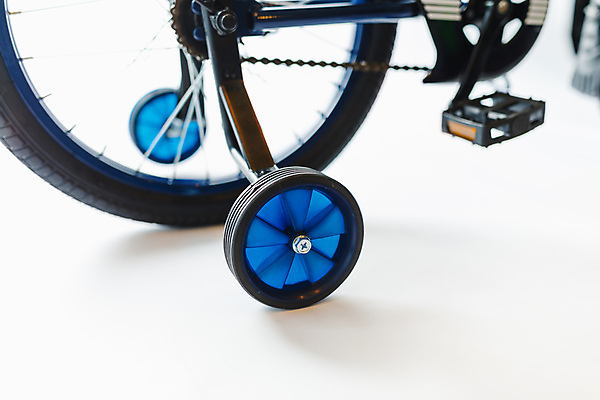 포토 JPG 해외이미지 어린이 스포츠 백그라운드 교통시설 실내 사람없음 파란색 뷰티 금속 자전거 흰색 바퀴 클래식 오브젝트 지원 해외202309 해외포토 컬러 교통 컨셉 재질 사람 내부 바이크 시설 파일형식