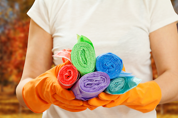 포토 JPG 해외이미지 여자 비닐봉투 한명 들기 상반신 성인 청소 성인여자한명만 해외202309 해외포토 1 모션 봉투 사람 여자한명만 성인여자만 파일형식