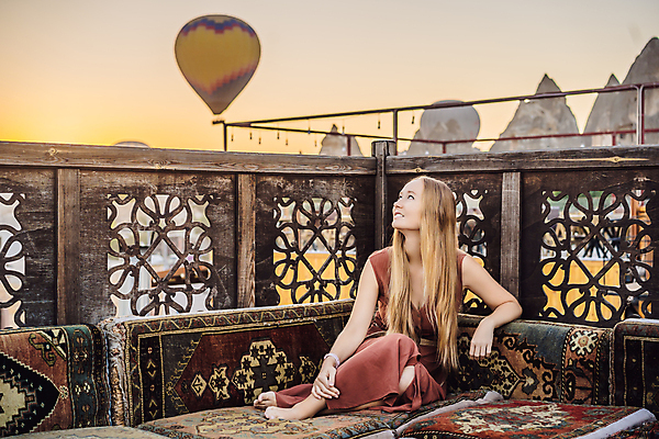 포토 JPG 해외이미지 전신 여자 여행 난간 한명 앉기 성인 야외 일몰 열기구 성인여자한명만 튀르키예 해외202309 해외포토 1 아시아 항공교통 모션 사람 노을 여자한명만 성인여자만 파일형식