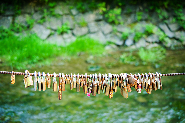 포토 JPG 해외이미지 커플 여행 자물쇠 사랑 사람없음 야외 금속 도시 심볼 소원 해외202309 해외포토 감정 관계 재질 파일형식