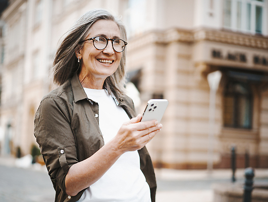 포토 JPG 해외이미지 백인 라이프스타일 유럽 통신 모바일 거리 한명 스마트폰 도시풍경 디지털 수확 도시 메시지 역사 연결 타운 구시가지 옛날 노화 해외202309 해외포토 서양인 1 나라 컨셉 농업 사람 풍경 생활 핸드폰 스마트기기 파일형식