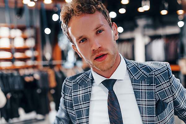 포토 JPG 해외이미지 남자 실내 한명 정장 상반신 성인 앞모습 쇼핑 고급 남성복 옷가게 부티크 성인남자한명만 해외202309 해외포토 1 옷 뷰포인트 컨셉 사람 내부 상점 남자한명만 성인남자만 파일형식