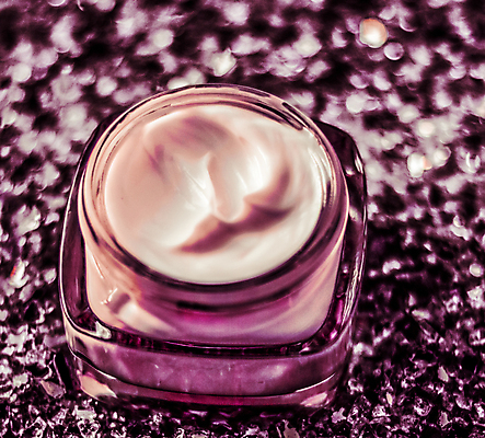 포토 JPG 해외이미지 근접촬영 사람없음 반짝임 고급 피부관리 스킨케어 기초화장품 수분크림 분홍색배경 해외202309 해외포토 뷰포인트 분홍색 백그라운드 컨셉 모션 뷰티 화장품 파일형식