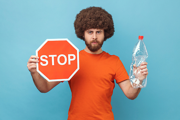 포토 JPG 해외이미지 남자 경고 한명 들기 상반신 성인 앞모습 파란색 표지판 정지 거절 공병 성인남자한명만 해외202309 해외포토 1 뷰포인트 컬러 컨셉 모션 알림판 사람 병_담는 남자한명만 성인남자만 파일형식