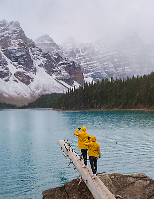 포토 JPG 해외이미지 나무 커플 공원 여자 행복 호수 여행 캐나다 날씨 휴가 산 두명 초록색 물 파란색 반사 평화 일출 계곡 침묵 재킷 하이킹 정상 숲 빙하 밴프 앨버타 터키석 로키산맥 해외202309 해외포토 자연요소 식물 공공시설 감정 컬러 컨셉 북아메리카 관계 레저 사람 노을 소리 외투 보석 파일형식