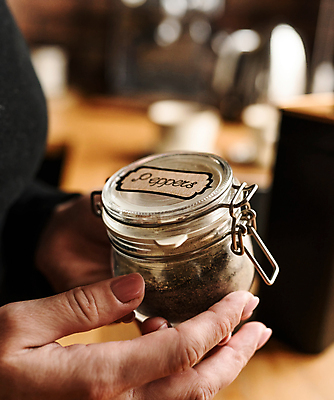 포토 JPG 해외이미지 식물 손 음식 재료 고추 탁자 건조 건강 요리 씨앗 사람 사람없음 빨간색 갈색 주방 검은색 신선 뜨거움 항아리 양념 조미료 변화 맛 먹기 향신료 유기농 매움 날것 아로마 향 후추 채식주의자 셰이커 해외202309 해외포토 웰빙 컬러 가구 컨셉 채소 모션 신체부위 도자기 채식 향미료 파일형식