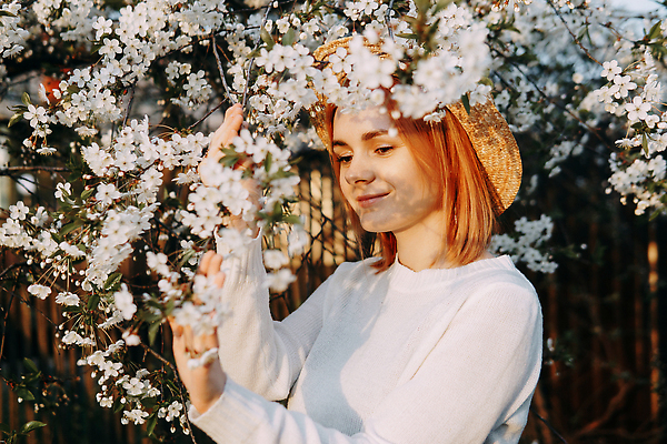 포토 JPG 해외이미지 나무 모자 학생 라이프스타일 계절 공원 행복 백그라운드 자연 휴식 한명 미소 10대 햇빛 봄 기쁨 벚꽃 시간 개화 체리 시원함 목 반대 빨간머리 무료 사방 사춘기 해외202309 해외포토 식물 1 헤어스타일 잡화 공공시설 꽃 감정 컨셉 과일 청소년 표정 사람 생활 신체부위 태양 생태계 파일형식