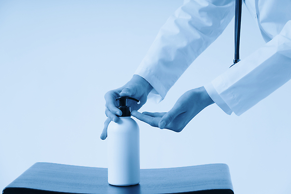 포토 JPG 해외이미지 손 여자 컬러 신체 손가락 건강 사람없음 파란색 건강관리 화장품 흰색 액체 바이러스 보호 위생 씻기 빨래 컨테이너 플라스틱 세제 피부 크림 순수 비누 언론 로션 스킨케어 샴푸 펌프 돌봄 수분크림 위생관리 신청 해외202309 해외포토 산업 컨셉 가사 모션 재질 관리 사람 신체부위 위생용품 뷰티 청결 파일형식