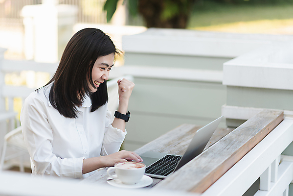 포토 JPG 해외이미지 직업 여자 행복 인터넷 비즈니스 사업가 성공 주택 실내 건강 한명 미소 동양인 성인 노트북 컴퓨터 판매 상점 공책 기쁨 거래 축하 업무 비즈니스우먼 목표 상품 작음 고객 상업 온라인 주인 전자상거래 골 마케팅 프리랜서 해외202309 해외포토 1 감정 컨셉 문구용품 표정 사람 인종 내부 건물 전자제품 작업 직장인 크기 파일형식
