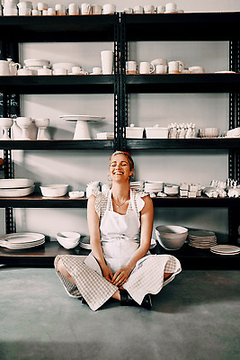 포토 JPG 해외이미지 전신 그릇 여자 행복 선반 한명 성인 앞모습 눈감음 기댐 앞치마 도자기 작업실 즐거움 가부좌 도예가 성인여자한명만 해외202309 해외포토 직업 1 식기 감정 뷰포인트 가구 모션 사람 앉기 여자한명만 성인여자만 파일형식