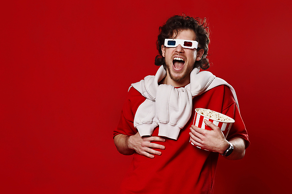 포토 JPG 해외이미지 남자 행복 한명 들기 상반신 성인 앞모습 빨간색 영화 팝콘 3D안경 폭소 성인남자한명만 해외202309 해외포토 1 감정 안경 뷰포인트 컬러 모션 문화예술 웃음 사람 남자한명만 성인남자만 파일형식