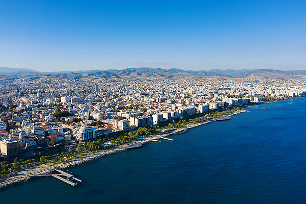포토 JPG 해외이미지 유럽 바다 여행 건축양식 휴가 안테나 파노라마 풍경 사람없음 야외 건물 물 여름 파란색 도시풍경 햇빛 도시 지중해 장면 타운 스카이라인 항공촬영 랜드마크 수평선 해외202309 해외포토 사이프러스공화국 자연요소 건축물 계절 건축 나라 뷰포인트 컬러 통신 촬영기법 태양 파일형식