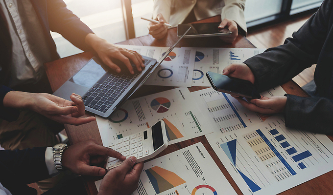 포토 JPG 해외이미지 손 응시 종이 컨셉 비즈니스 통계 성공 그래프 불꽃 설계 직장 사람 사람없음 금융 노트북 컴퓨터 사무실 펜 판매 쪽지 성장 잡기 작업 비즈니스맨 비즈니스우먼 계획 토론 책상 분석 보고서 준비 문서 투자 전자상거래 진행 개발 리뷰 필기체 해외202309 해외포토 문자 시선 여자 남자 가구 회사 모션 불 신체부위 경제 전자제품 필기구 직장인 파일형식