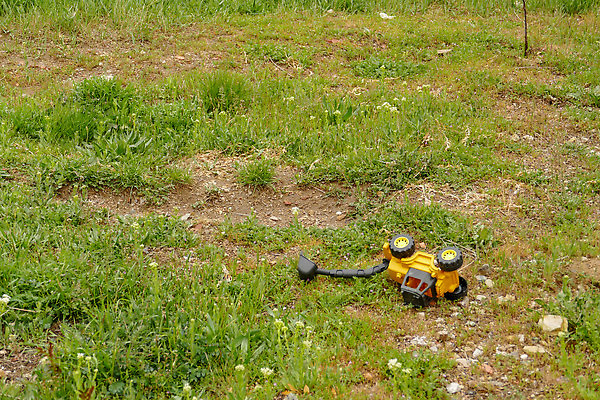 포토 JPG 해외이미지 모델 어린이 백그라운드 밭 사람없음 장난감 기계 장비 바퀴 플라스틱 왼쪽 오브젝트 해외202309 해외포토 농업 재질 사람 방향 파일형식