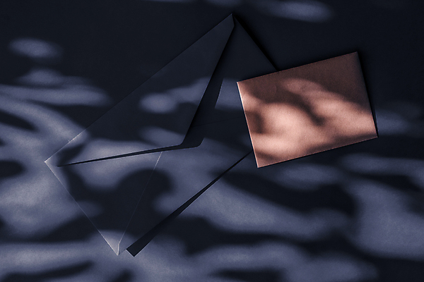 포토 JPG 해외이미지 종이 편지봉투 그림자 사람없음 햇빛 그늘 남색 감성 카피스페이스 해외202309 해외포토 컬러 컨셉 봉투 태양 공백 편지 파일형식