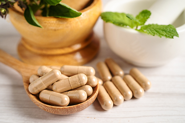 포토 JPG 해외이미지 건강 사람없음 알약 약 숟가락 허브 유기농 절구 절구방아 해외202309 해외포토 식물 웰빙 의학 수저 도구 파일형식