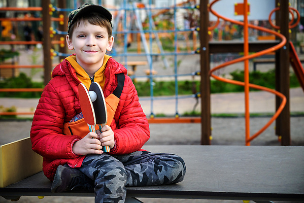 포토 JPG 해외이미지 백인 1 라이프스타일 손 공원 행복 어린이 스포츠 포즈 백그라운드 공 학교 놀이 탁자 건강 한명 사람 앉기 경기 소년 취미 야외 여름 운동 테니스 게임 라켓 체육관 플레이어 혼자 해외202309 해외포토 서양인 계절 공공시설 교육 남자 감정 스포츠용품 가구 모션 생활 신체부위 구기 파일형식