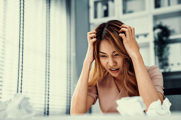 포토 JPG 해외이미지 여자 스트레스 직장 실내 피곤 한명 동양인 정장 상반신 성인 앞모습 업무 비즈니스우먼 좌절 문서 바쁨 두통 업무과다 과로 구김 성인여자한명만 해외202309 해외포토 1 옷 감정 뷰포인트 컨셉 회사 비즈니스 모션 사람 인종 내부 작업 직장인 질병 여자한명만 성인여자만 파일형식