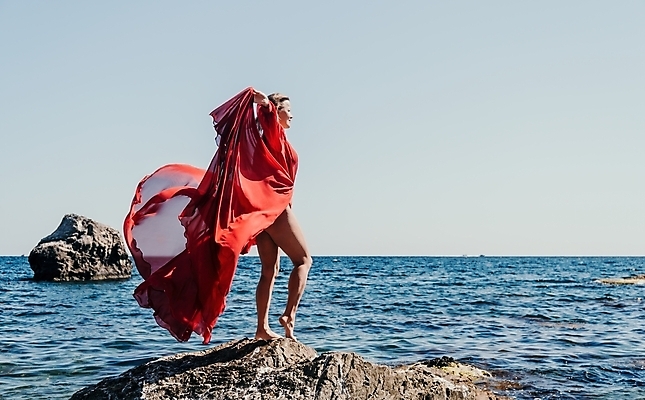 포토 JPG 해외이미지 라이프스타일 여자 행복 바다 여행 자연 하늘 휴가 산 한명 사람 풍경 성인 야외 물 여름 파란색 뷰티 여행객 계곡 트래킹 하이킹 추위 자유 정상 셀프카메라 나눔 수평선 해외202309 해외포토 자연요소 1 계절 감정 컬러 컨셉 레저 생활 사진촬영 생태계 파일형식