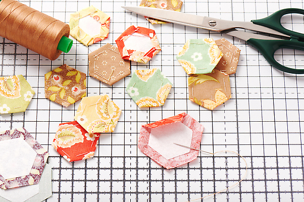 포토 JPG 해외이미지 모양 디자인 종이 조각 취미 사람없음 매트 직물 면 바늘 조직 실 바느질 자르기 천 실타래 육각형 수공예 퀼트 해외202309 해외포토 도형 모션 도구 공예 파일형식