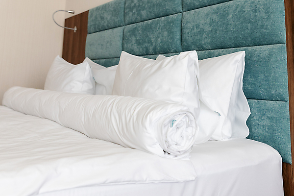 포토 JPG 해외이미지 라이프스타일 디자인 벽 여행 가구 쿠션 베개 침구 호텔 아침 휴식 아파트 주택 실내 사람없음 내부 장식 빛 침실 이불 방 흰색 침대 램프 직물 잠 면 플랫 고급 담요 부드러움 시트 매트리스 스타일 안락 비어있는 해외202309 해외포토 주간 컬러 생활용품 컨셉 숙소 조명 건물 생활 감각 파일형식